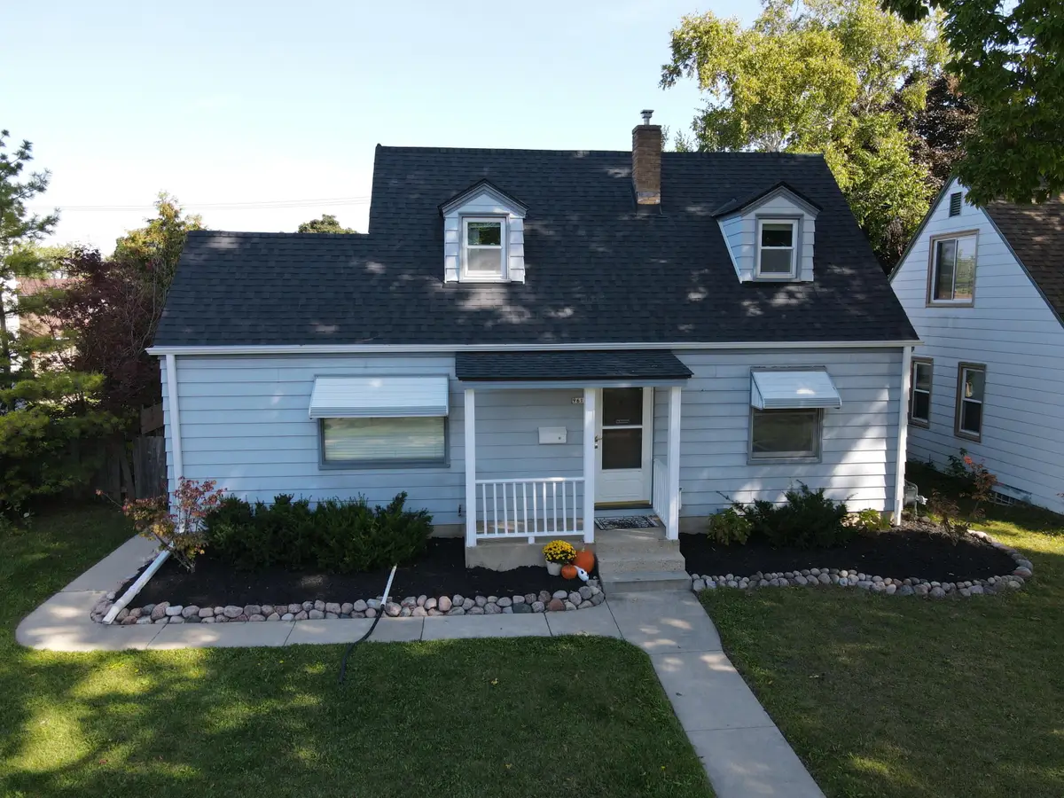 9618 W Metcalf Pl, Milwaukee, WI 53222 - Image #1