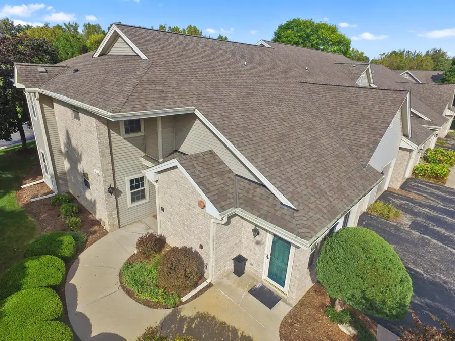 18740 Emerald Cir, Brookfield, WI 53045 - Image #2