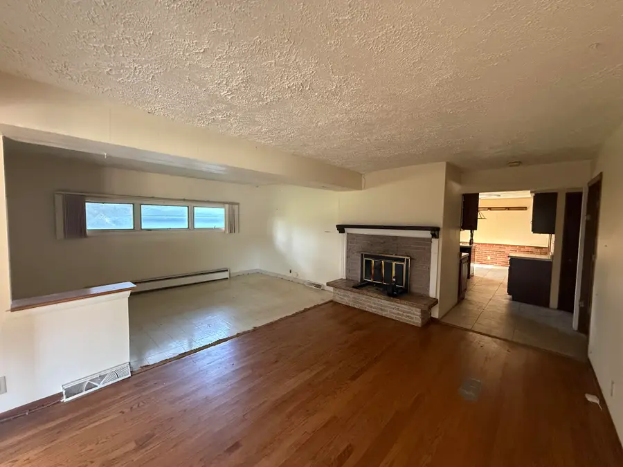 1002 Lilac Ln, Pewaukee, WI 53072 - Image #2