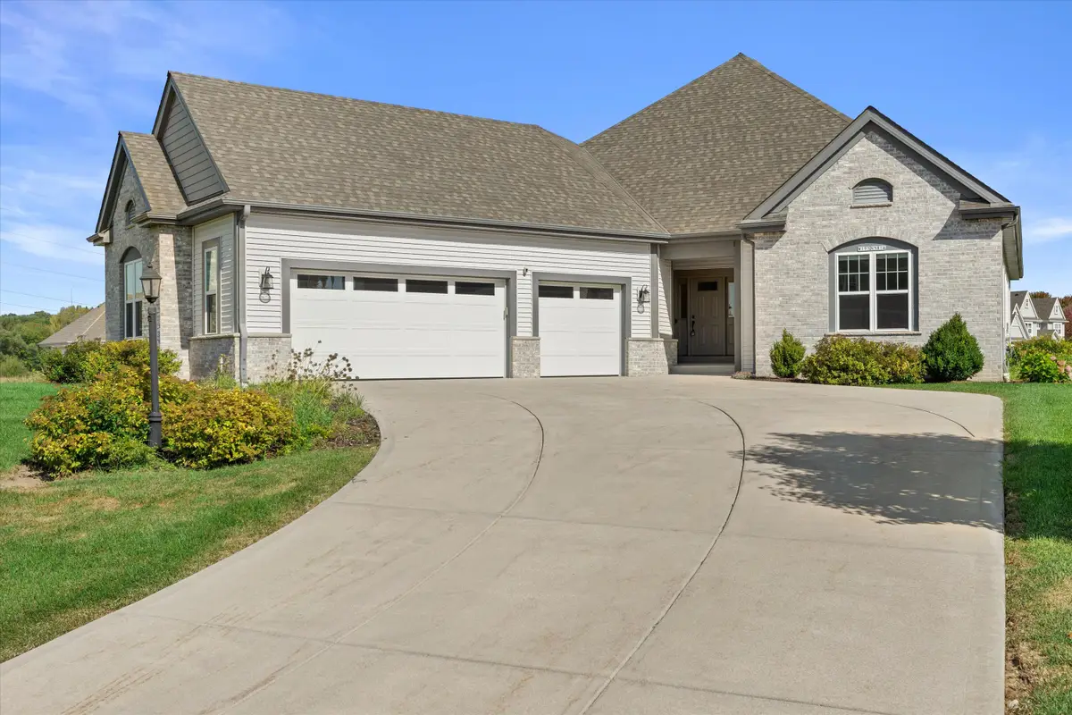 W195N5814 Deer Park Ct, Menomonee Falls, WI 53051 - Image #1