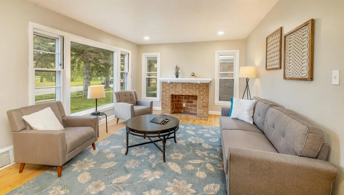 5325 W Lincoln Creek Dr, Milwaukee, WI 53218 - Image #1