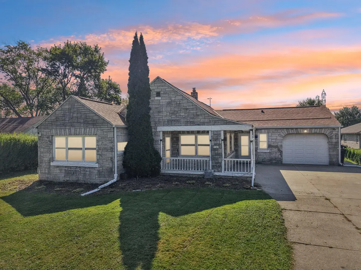 3141 W Bottsford Ave, Greenfield, WI 53221 - #1