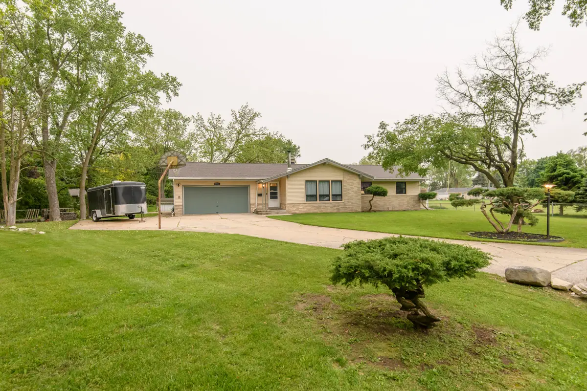 N10W23564 Robinhood Ct, Pewaukee City, WI 53188 - Image #1
