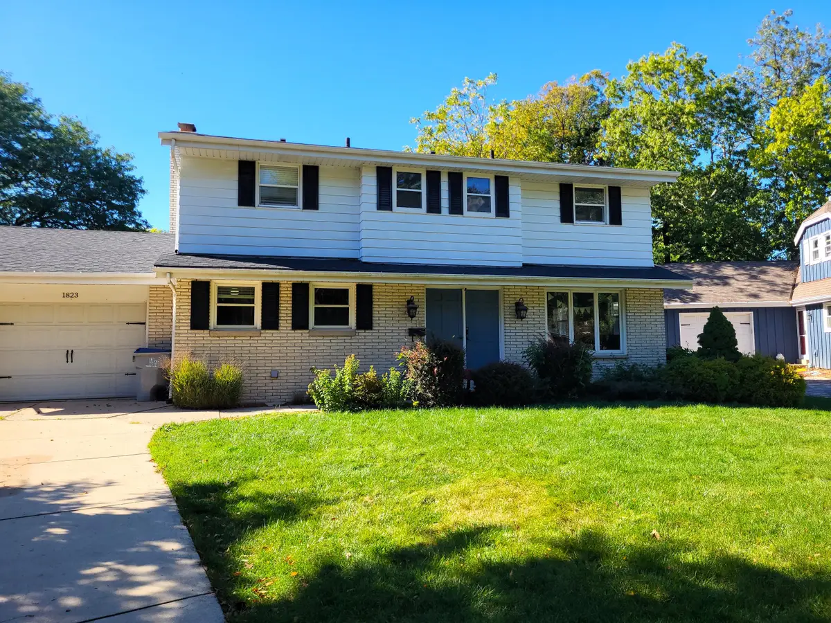 1823 W Holmes Ct, Milwaukee, WI 53221 - Image #1
