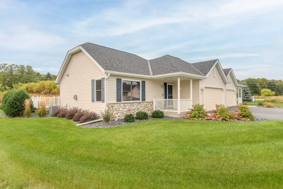 296 Oconomowoc Pkwy, Oconomowoc, WI 53066 - Image #1