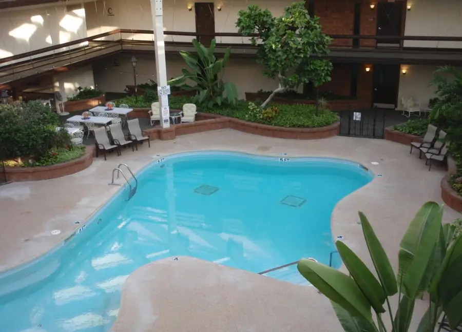 6100 W Stonehedge Dr, Greenfield, WI 53220 - Image #2