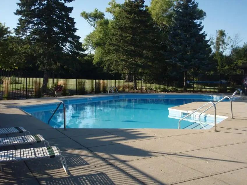 6100 W Stonehedge Dr, Greenfield, WI 53220 - Image #3