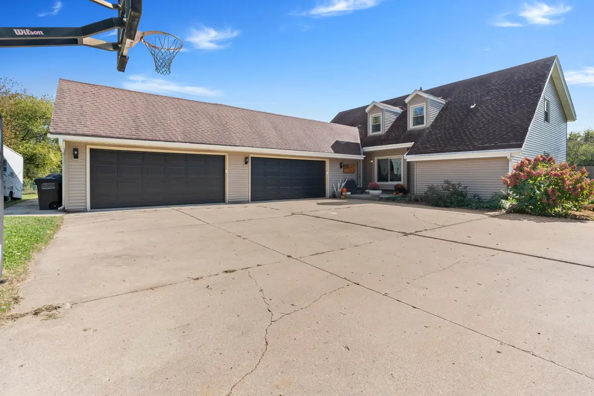 W238N4620 Woods Edge Dr, Pewaukee, WI 53072 - Image #1