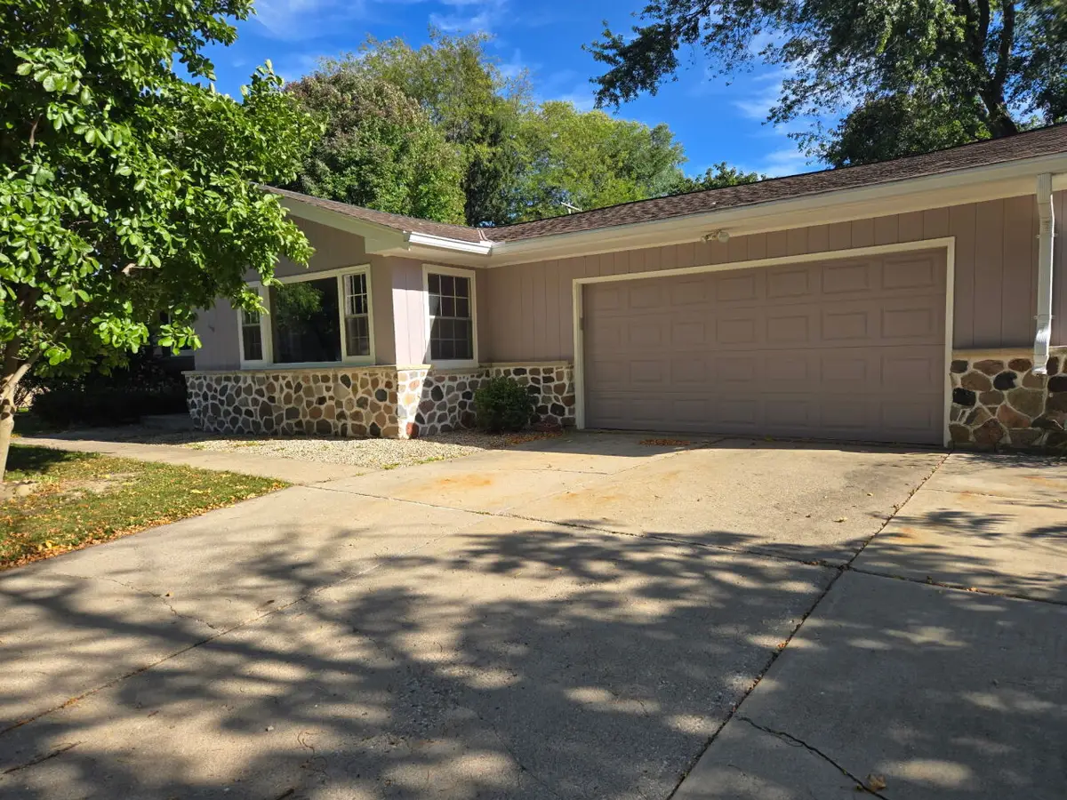 917 E Roberta Ave, Waukesha, WI 53186 - Image #1