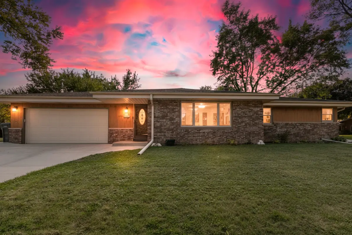 S68W13611 Hale Park Cir, Muskego, WI 53150 - Image #1