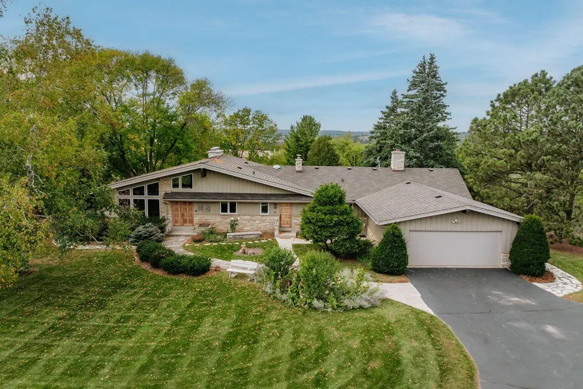 S23W27100 Shananagi Ln, Waukesha, WI 53188 - Image #1