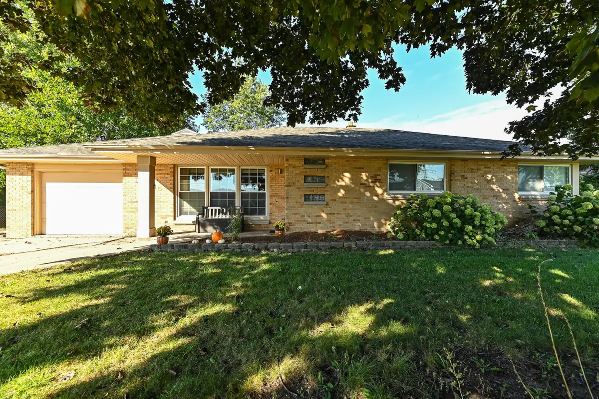 5305 S 110th St, Hales Corners, WI 53130 - #1