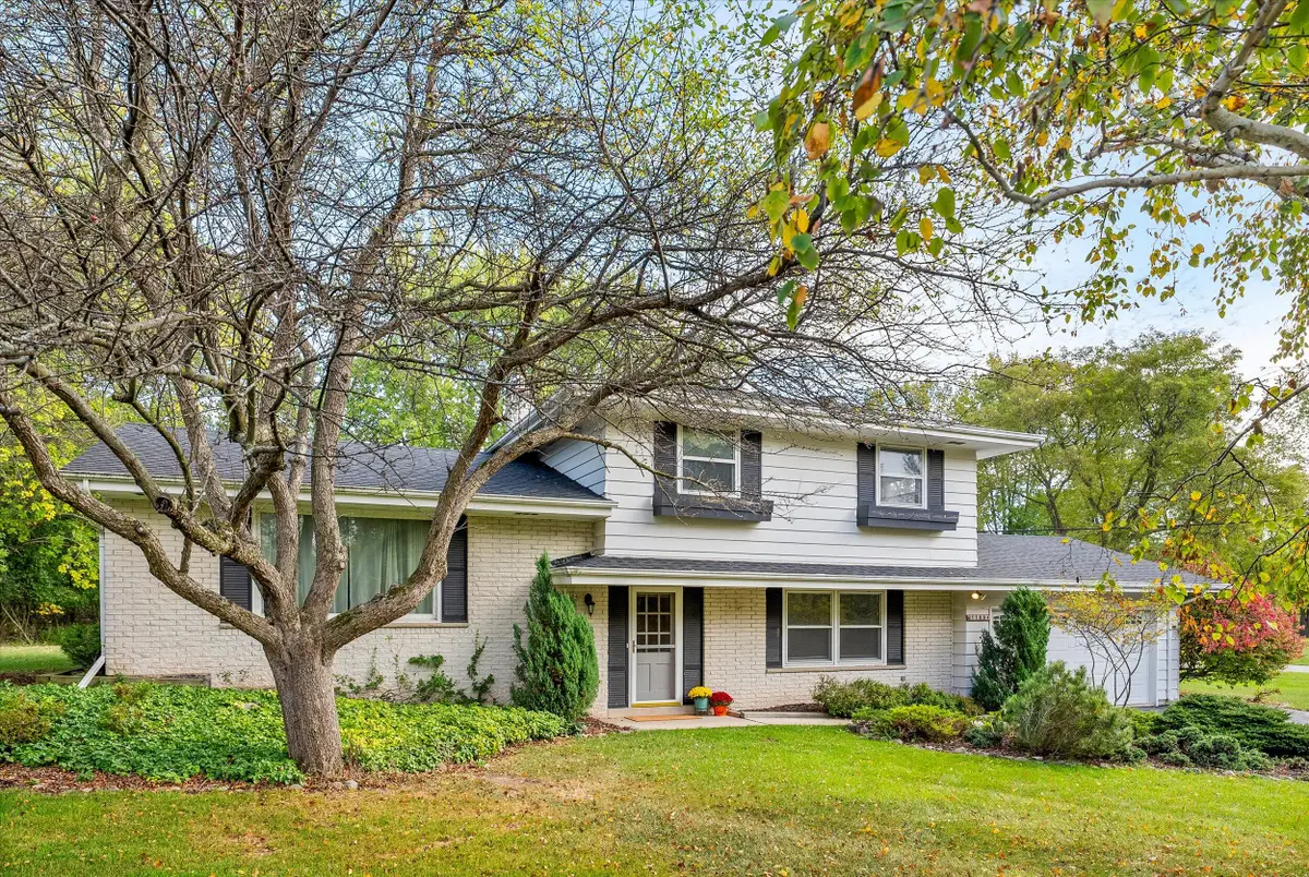 11884 N Oriole Ln, Mequon, WI 53092 - Image #1