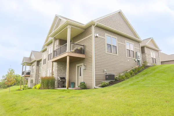 N28W25158 Parkway Ridge Cir, Pewaukee, WI 53072