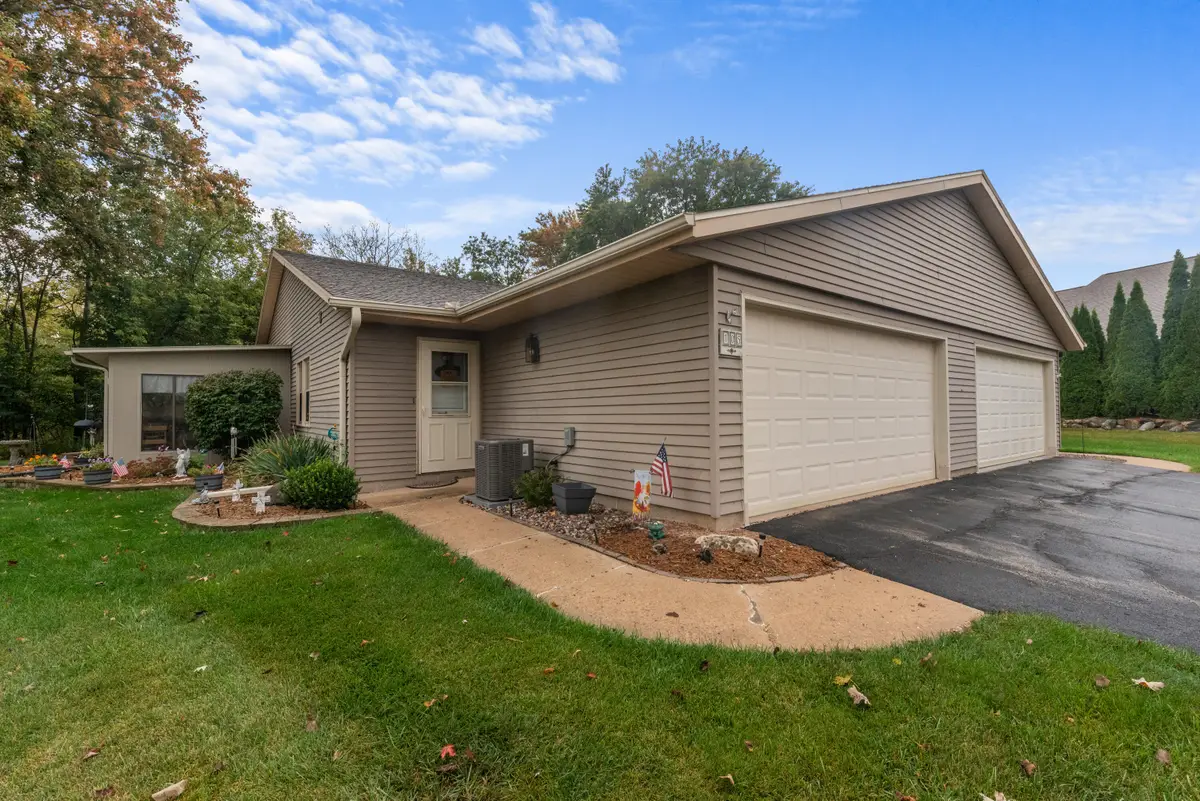 105 Tamarack Cir, Hartford, WI 53027 - Image #1