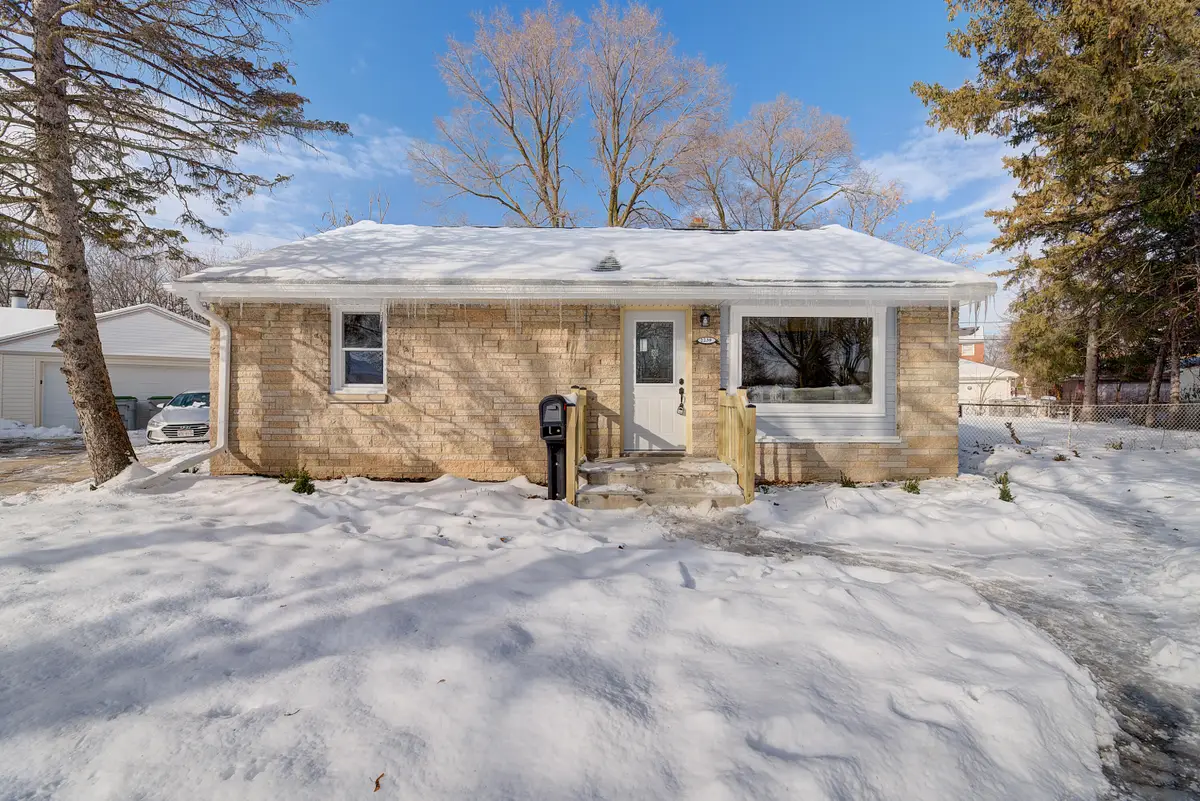 2230 W Neil Pl, Milwaukee, WI 53209 - Image #1