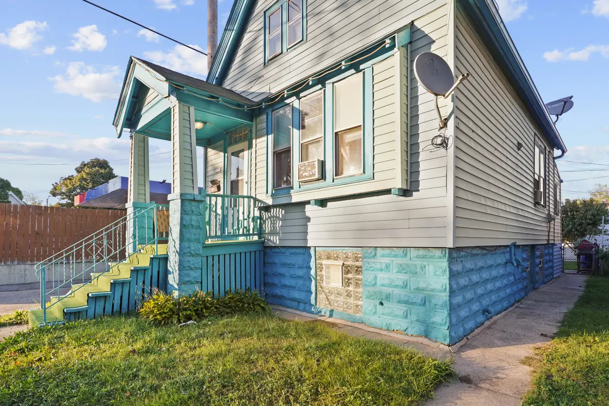 2116 W Burnham St, Milwaukee, WI 53204 - Image #1