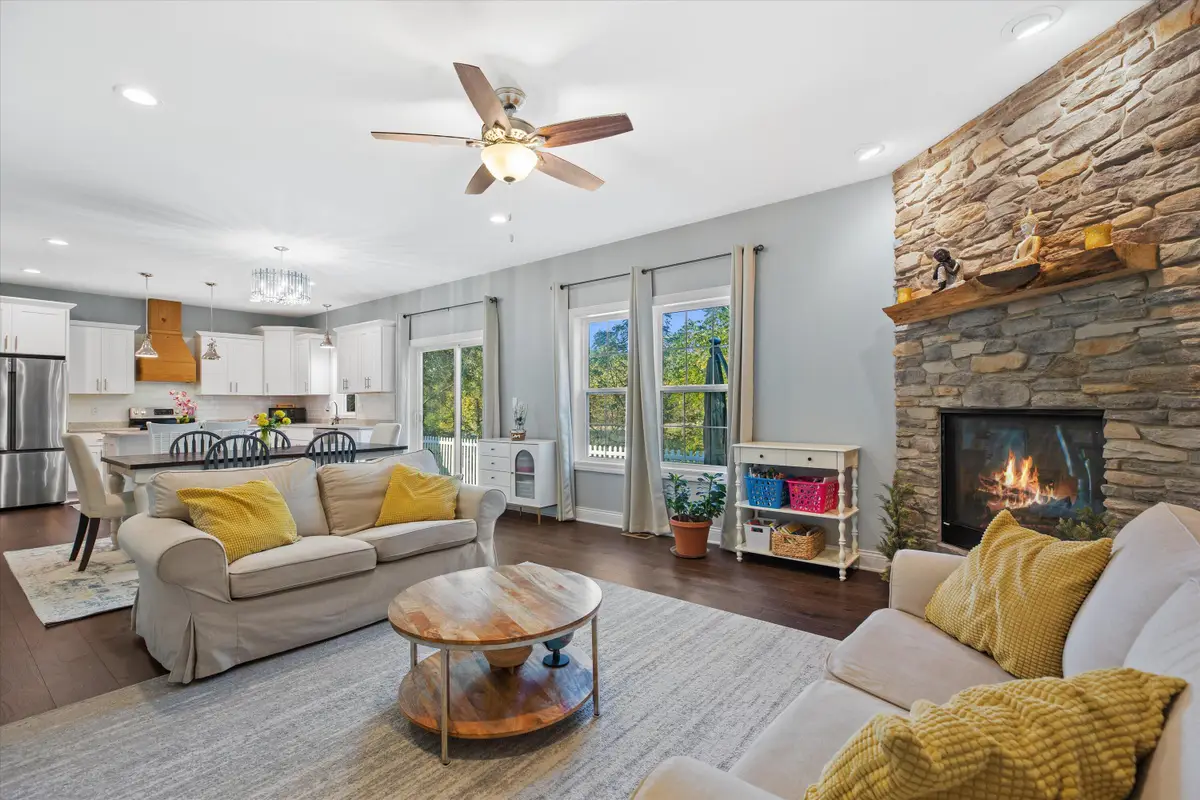 7853 S Ridgewood Dr, Franklin, WI 53132 - Image #1