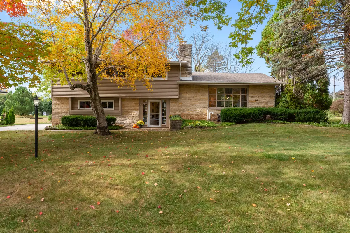 8585 N Manor Ln, Fox Point, WI 53217 - Image #1