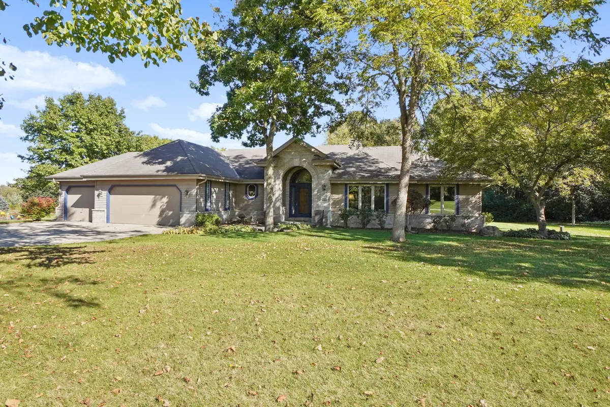 W254S4980 Gruettner Dr, Waukesha, WI 53189 - Image #1