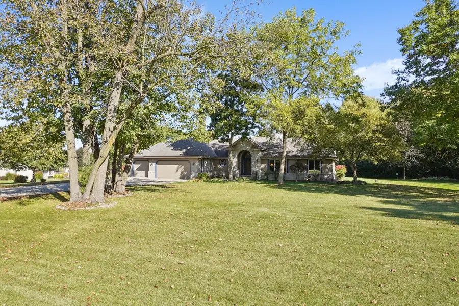 W254S4980 Gruettner Dr, Waukesha, WI 53189 - Image #2