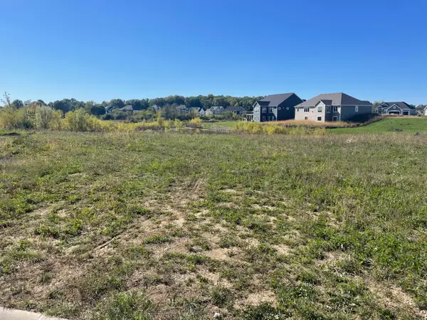 W220N4551 Timber Dr, Pewaukee, WI 53072