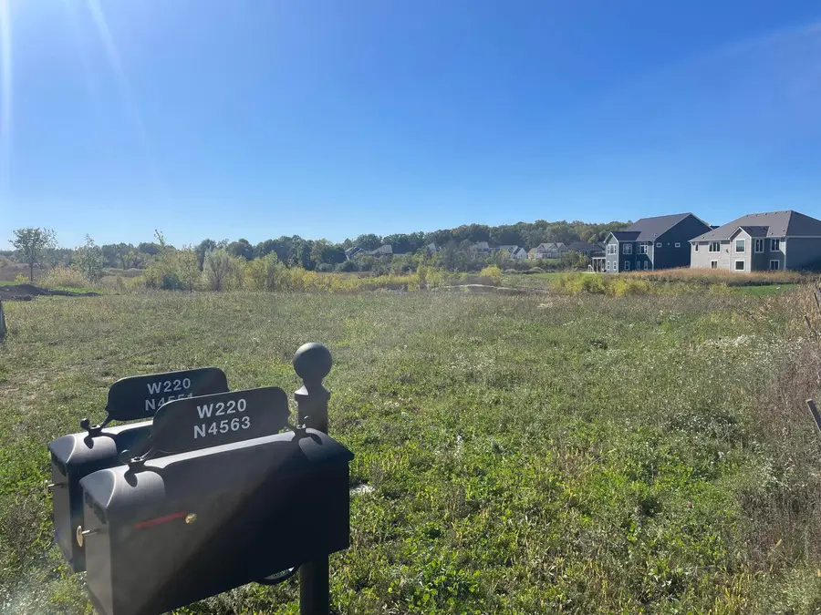W220N4551 Timber Dr, Pewaukee, WI 53072 - Image #2