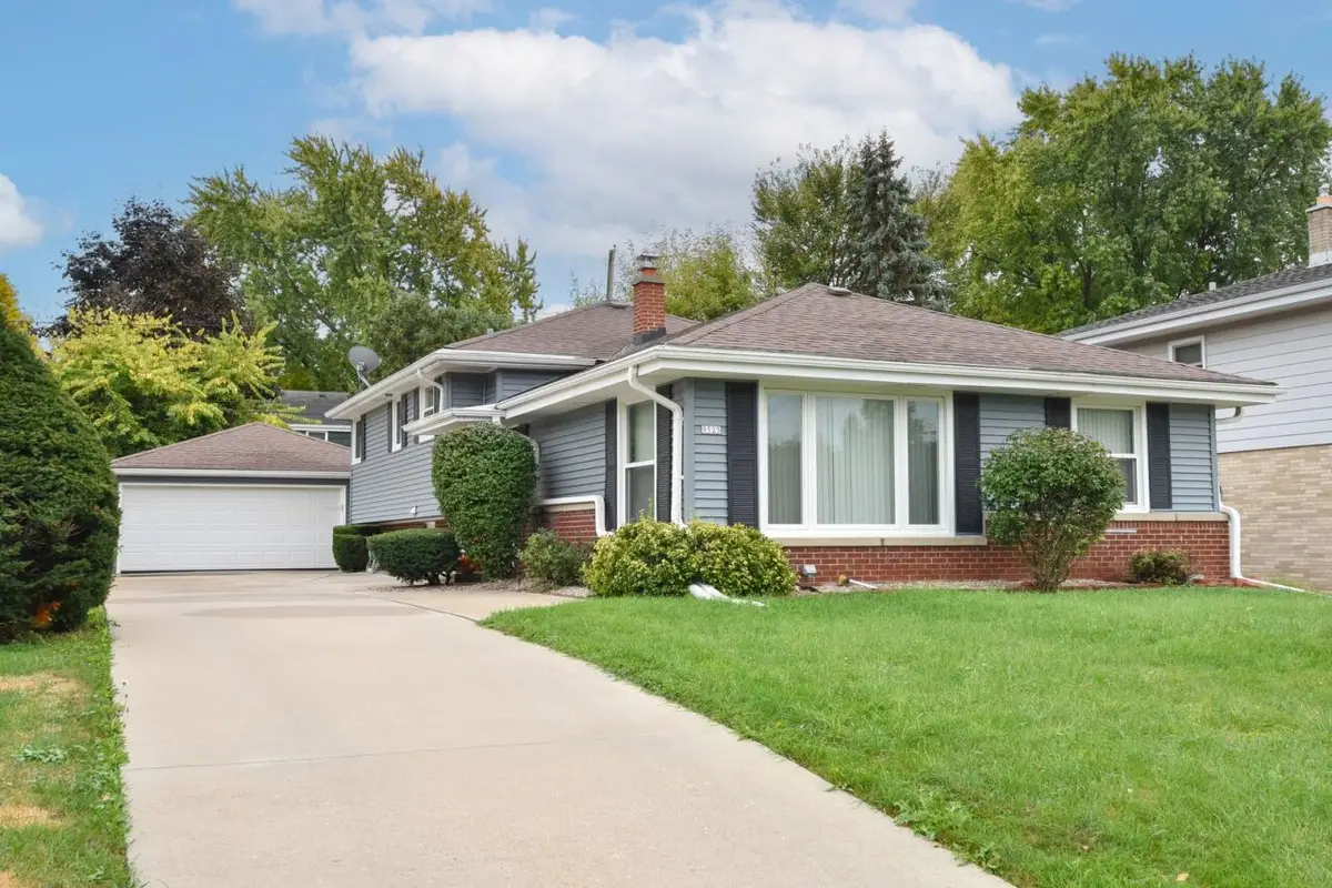 9525 W Grantosa Dr, Wauwatosa, WI 53222 - Image #1