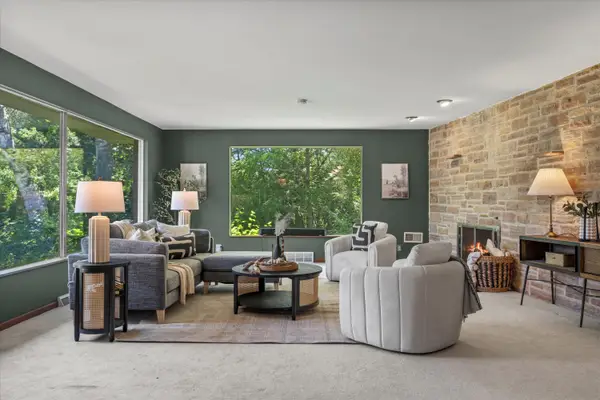 2416 W Dean Ct, River Hills, WI 53217