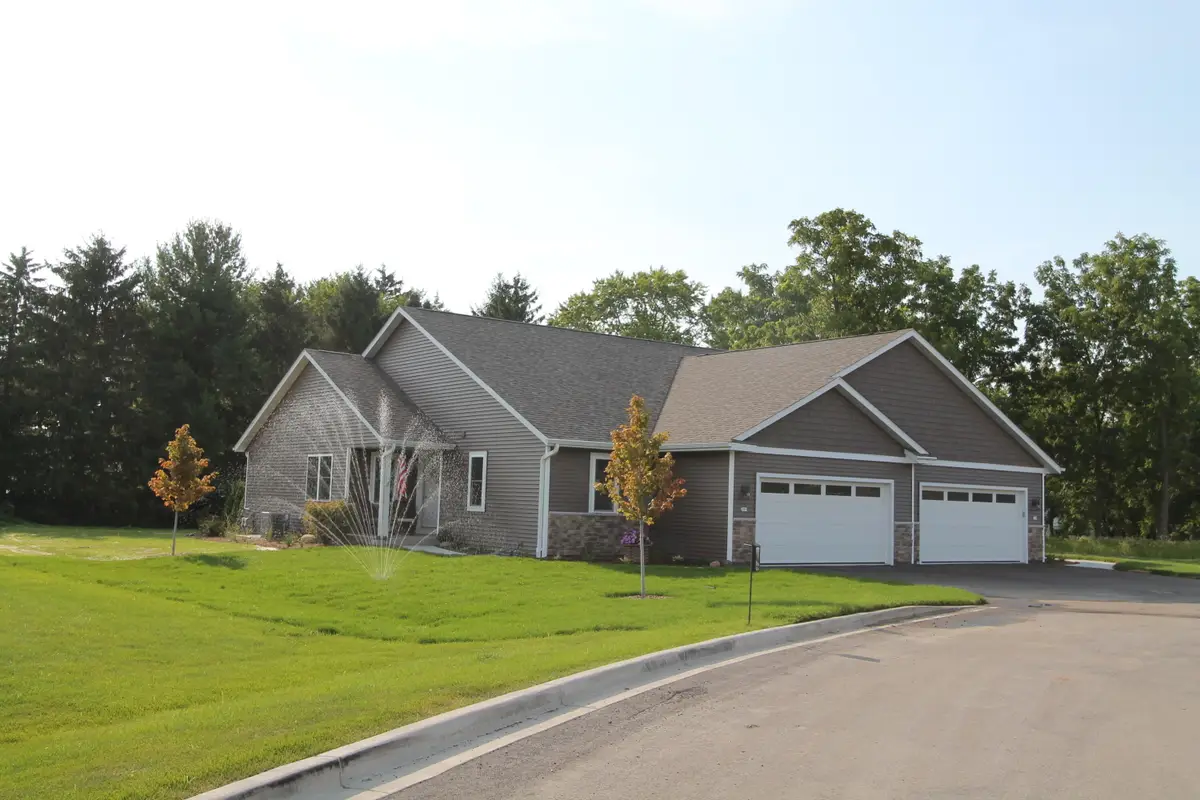 312 N Trailview Cir, Waterford, WI 53185 - Image #1