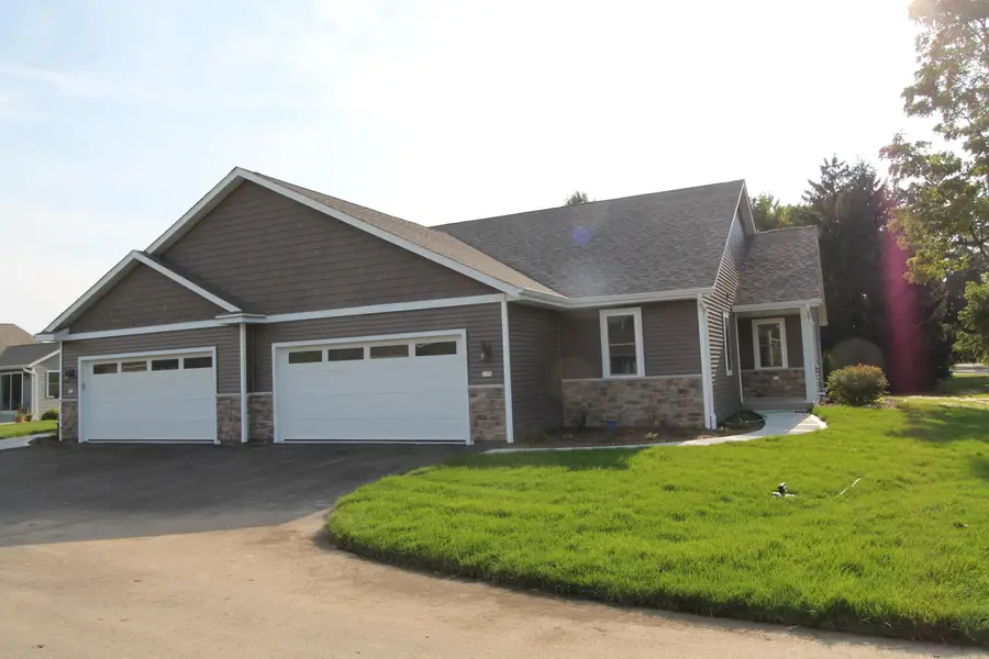 312 N Trailview Cir, Waterford, WI 53185 - Image #2