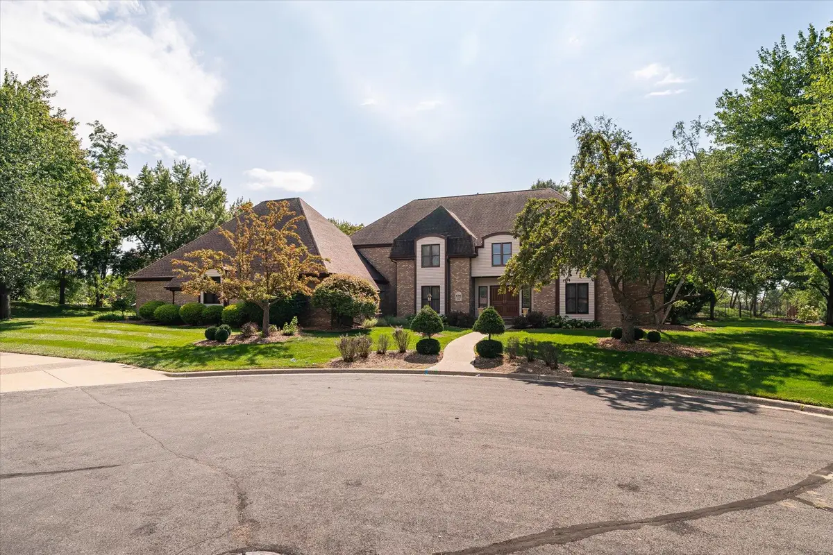 636 L Hauser Rd, Onalaska, WI 54650 - Image #1