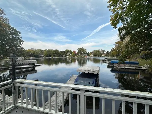 N52W34404 Peterson Dr, Oconomowoc, WI 53069