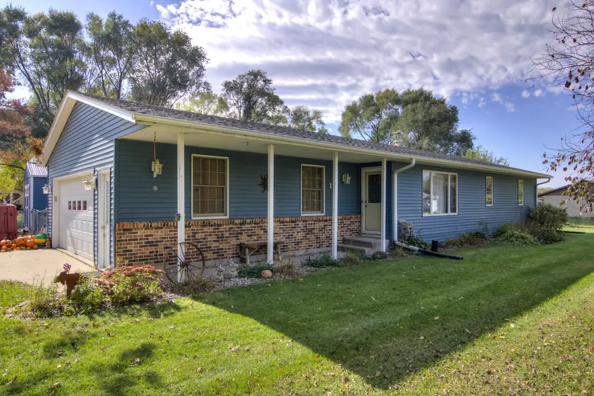 19 W 18th St, Buffalo City, WI 54622 - #1