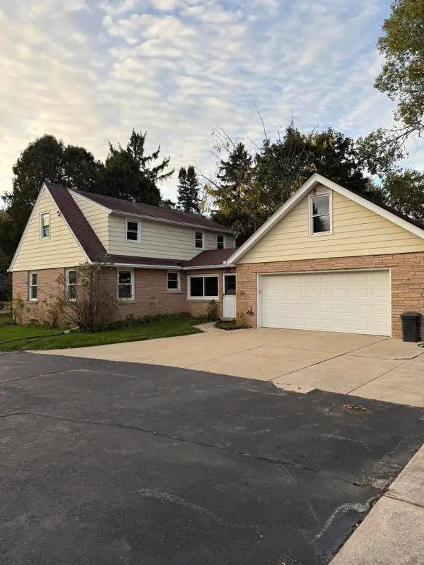 W142N6966 Oakwood Dr, Menomonee Falls, WI 53051