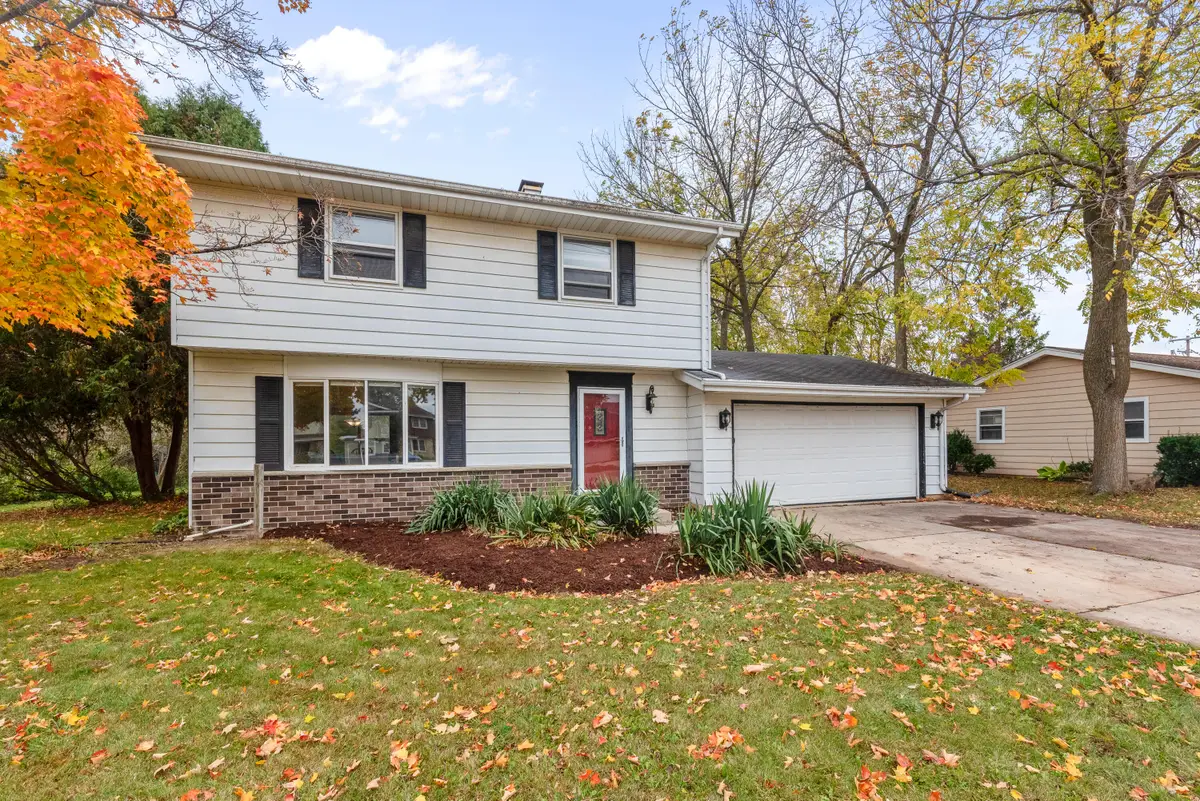 104 W Stoney Ridge Way, Saukville, WI 53080 - Image #1