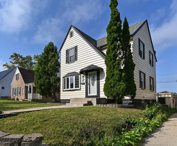 3731 S 56th St, Greenfield, WI 53220