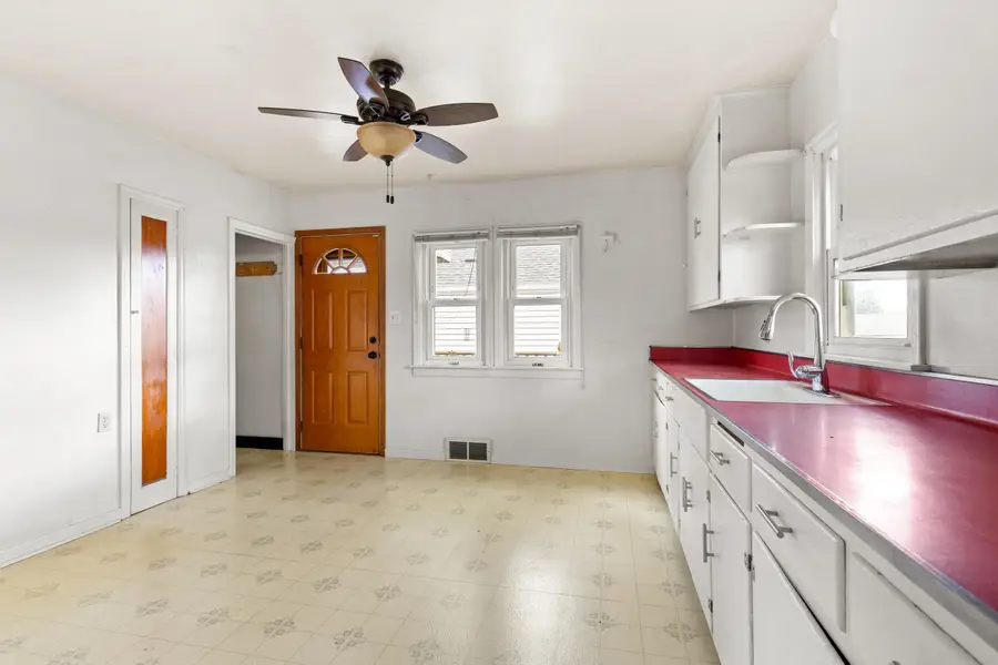 3779 S Pennsylvania Ave, Saint Francis, WI 53235 - Image #2