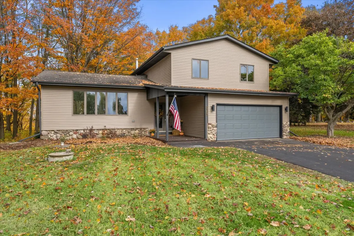 3757 Kettle View Dr, Hartford Town, WI 53086 - Image #1