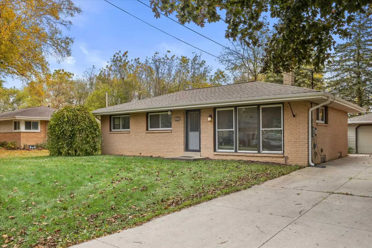 9114 S Annette Pl, Oak Creek, WI 53154 - Image #1