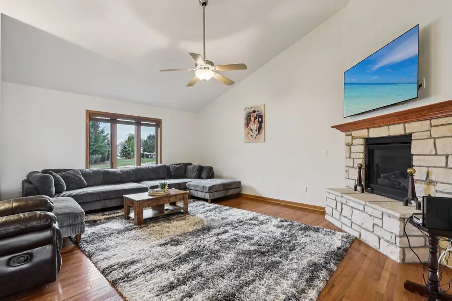 219 Windmill Ln, Walworth, WI 53184 - Image #2