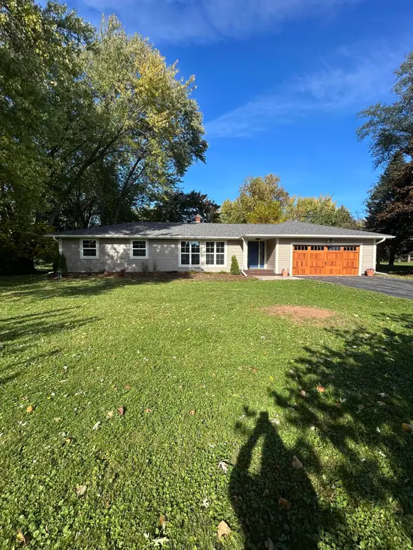 N35W28682 Old North Shore Dr, Delafield, WI 53072