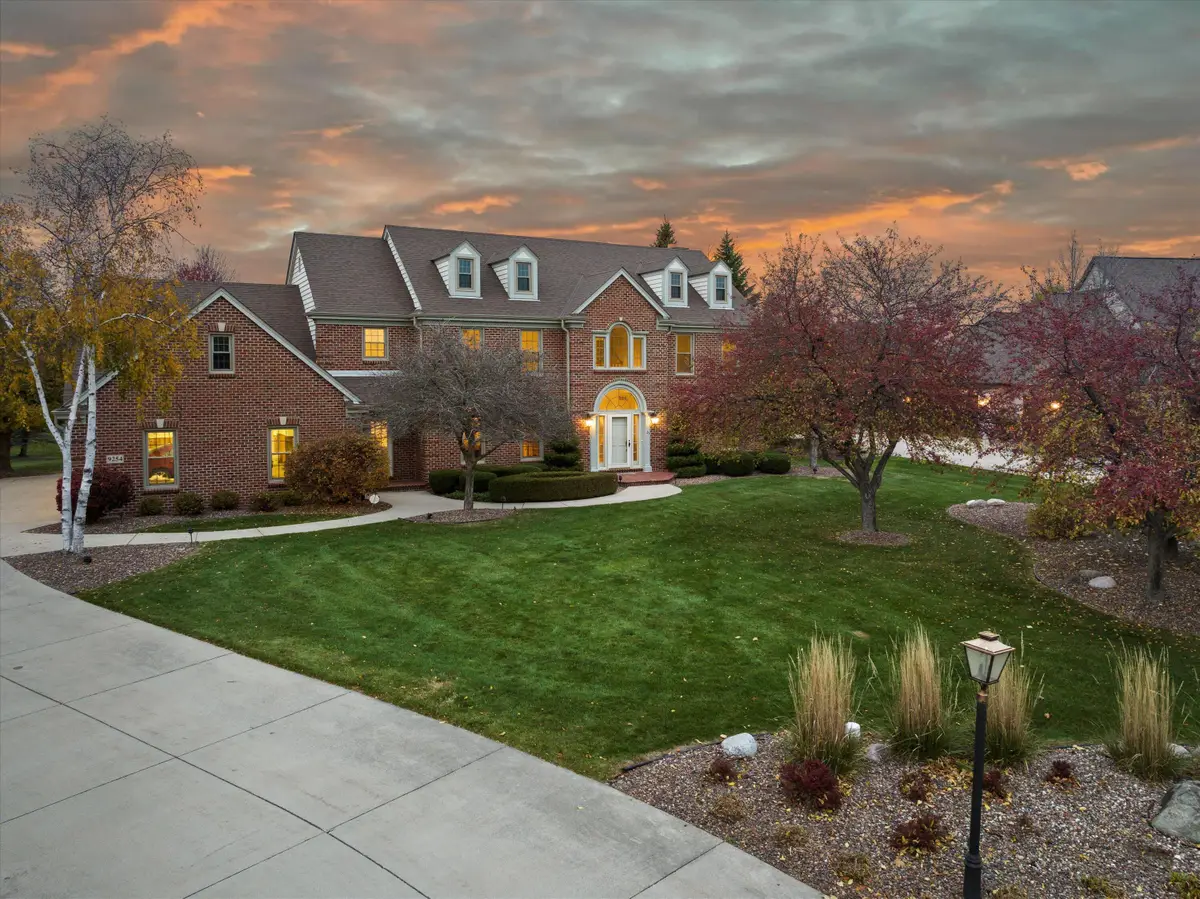 9254 W Wyndham Hills Ct, Franklin, WI 53132 - Image #1