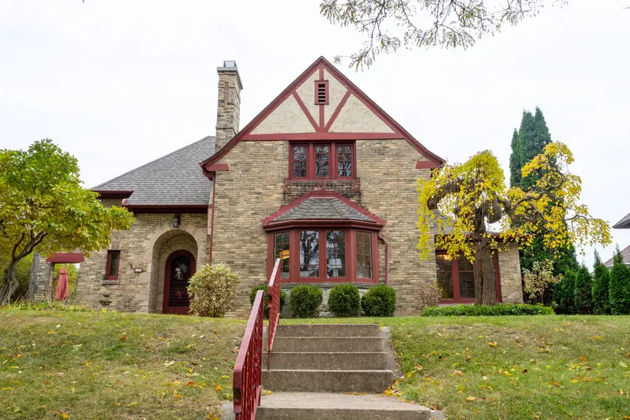 6110 Washington Cir, Wauwatosa, WI 53213 - Image #2