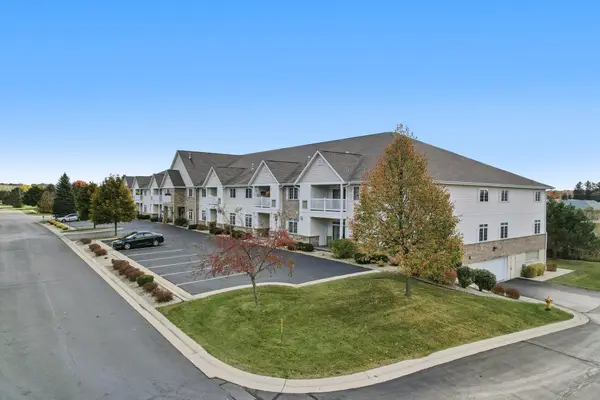 1275 Shadowood Cir, West Bend, WI 53095