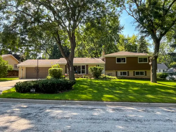 1239 N 122nd St, Wauwatosa, WI 53226