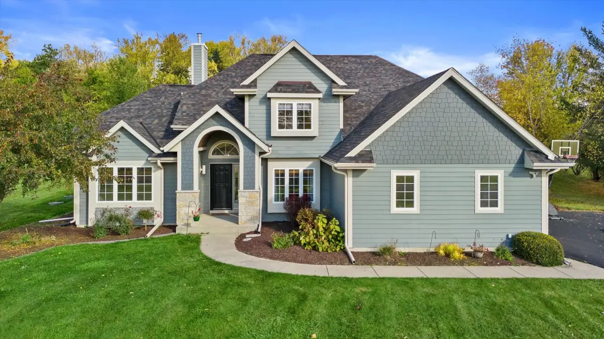 N76W24944 Ridgefield Dr, Lisbon, WI 53089 - #1