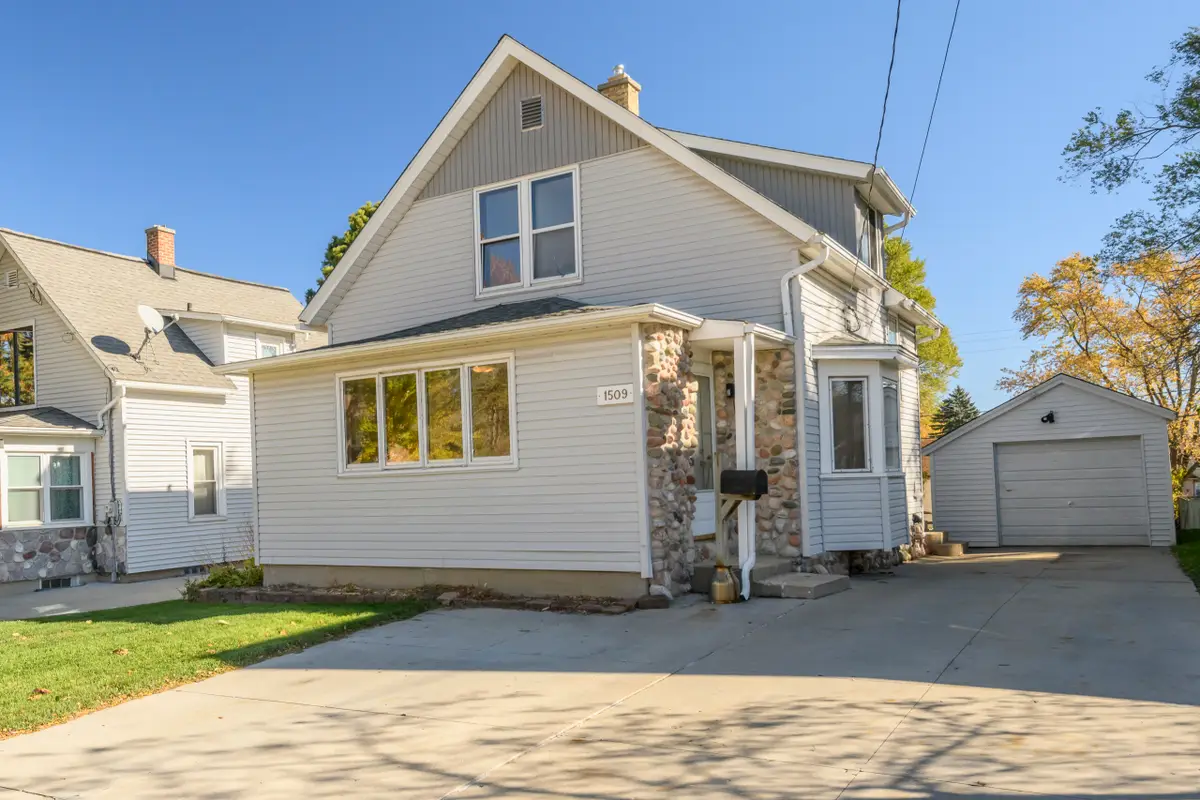 1509 Monroe St, West Bend, WI 53090 - #1