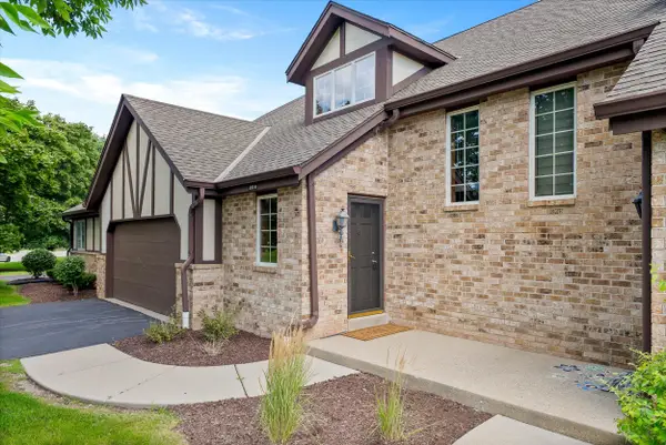 920 Oakwood Ln, Brookfield, WI 53045