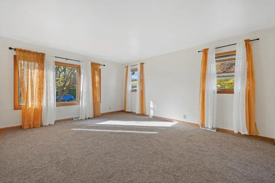 5224 W Luebbe Ln, Milwaukee, WI 53223 - Image #3